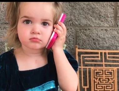 Αξιολάτρευτο κοριτσάκι γίνεται έξαλλο όταν αντιλαμβάνεται πως το αγόρι της βρέθηκε με άλλη (βίντεο)